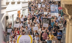 Tausende Menschen zogen am Donnerstag durch die Straßen der Grazer Innenstadt.