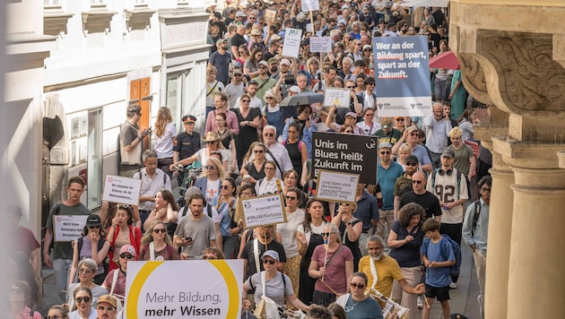 Tausende Menschen zogen am Donnerstag durch die Straßen der Grazer Innenstadt.