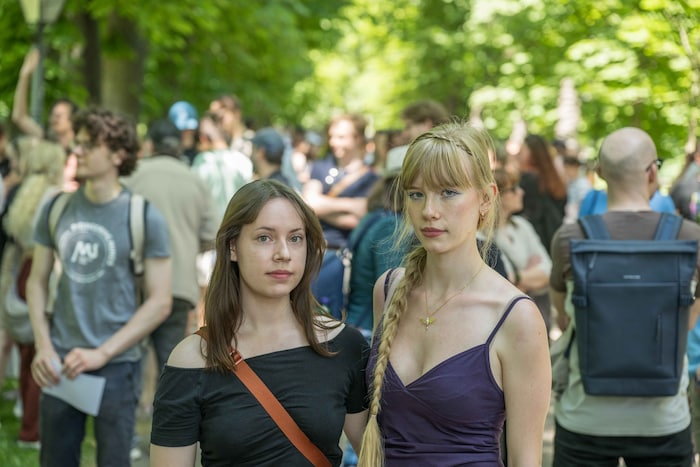 Selina und Lena (rechts) befürchten, dass sich ihre Studienzeit aufgrund der Einsparungen ...