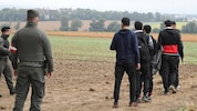Soldaten des Bundesheers greifen illegale Flüchtlinge an Österreichs Grenze auf.