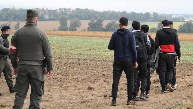 Soldaten des Bundesheers greifen illegale Flüchtlinge an Österreichs Grenze auf.