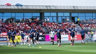 Viele Fans haben das öffentliche Training begeistert mitverfolgt …