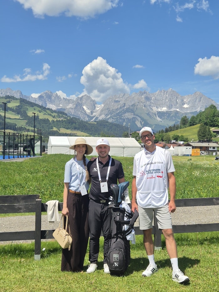 Alex Kopp mit Ehefrau Anita und Caddie Hannes Wechselberger.