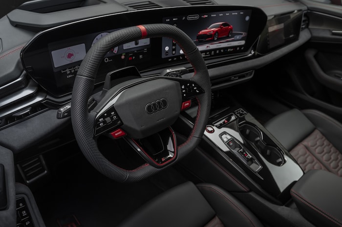 Erstmals hat auch der Beifahrer ein Display in einem RS5.