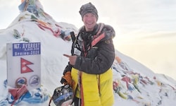 Tyler Andrews veröffentlichte ein Foto am Gipfel auf Instagram.