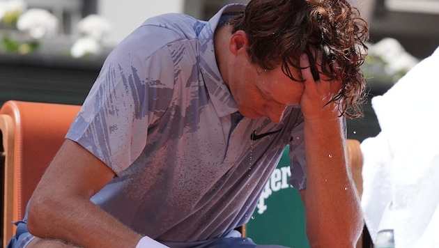 Das dramatische Aus von Jannik Sinner in Paris hat die Tennis-Welt erschüttert.