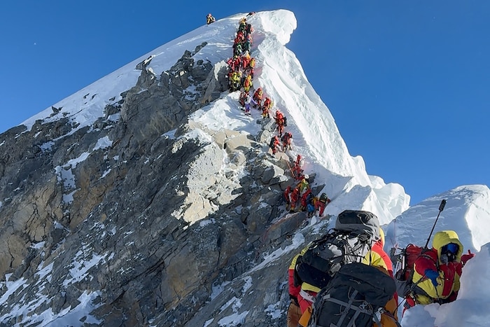 In der Hauptsaison gibt es Menschenschlangen zum Gipfel des Mount Everest.