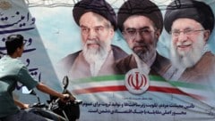 Der Führer der Iranischen Revolution, Ruhollah Khomeini (links) mit dem getöteten Obersten ...