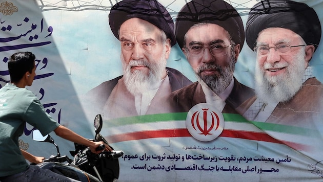 Der Führer der Iranischen Revolution, Ruhollah Khomeini (links) mit dem getöteten Obersten ...