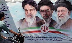 Der Führer der Iranischen Revolution, Ruhollah Khomeini (links) mit dem getöteten Obersten ...