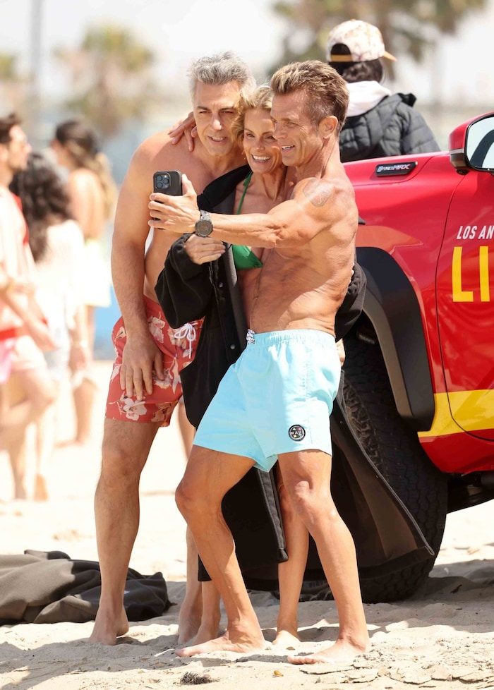 Wiedersehen macht Freude! Die „Baywatch“-Ikonen schossen in den Drehpausen Erinnerungsfotos.
