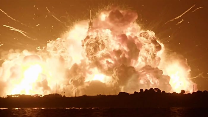 Gewaltiger Feuerball nach der Exlosion der Rakete