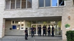Der Eingang zur Schule wird bewacht
