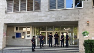 Der Eingang zur Schule wird bewacht