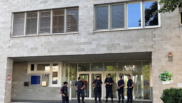 Der Eingang zur Schule wird bewacht