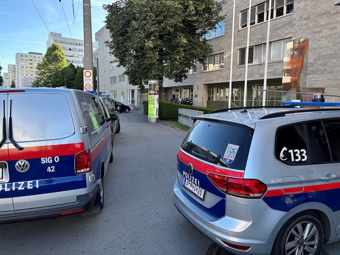 Vor der Berufsschule parken mehrere Polizeifahrzeuge
