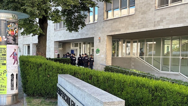 Polizeischüler waren bei der Sicherung der Berufsschule im Einsatz