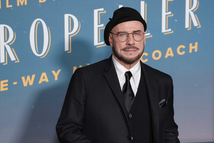 John Travolta trägt jetzt Barrett, Brille und Bart. Ein neuer Style, der für Aufsehen sorgt.