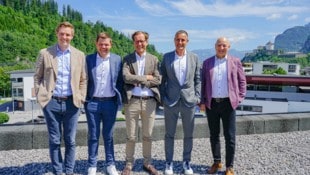 Florian, Fritz junior, Dieter, Gerald Unterberger und Josef Gruber am Dach des Firmensitzes in ...