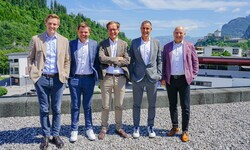 Florian, Fritz junior, Dieter, Gerald Unterberger und Josef Gruber am Dach des Firmensitzes in ...