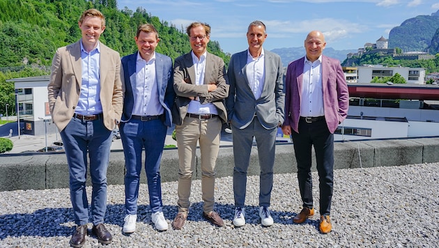 Florian, Fritz junior, Dieter, Gerald Unterberger und Josef Gruber am Dach des Firmensitzes in ...