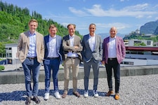 Florian, Fritz junior, Dieter, Gerald Unterberger und Josef Gruber am Dach des Firmensitzes in ...