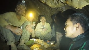 Bisher konnten fünf der eingeschlossenen Goldsucher entdeckt werden – deren Rettung ist jedoch ...