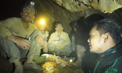 Bisher konnten fünf der eingeschlossenen Goldsucher entdeckt werden – deren Rettung ist jedoch ...