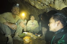 Bisher konnten fünf der eingeschlossenen Goldsucher entdeckt werden – deren Rettung ist jedoch ...