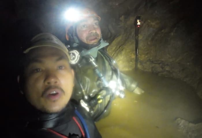 Die fehlende Sicht in den engen Tunneln stellt die Retter vor Herausforderungen.