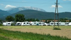 Voraussichtlich noch bis Sonntag haben die Gäste ihr Lager legal am Stadtrand von Neunkirchen ...