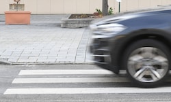 Das Kind wurde mitsamt seinem Roller auf einem Zebrastreifen von einem Auto erfasst ...