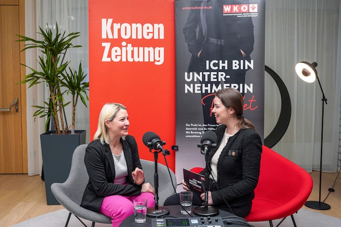 Lisa Sigl (re.) und Stefanie Eller bei der Podcast-Aufzeichnung
