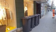 Laut Ratschlag der Stadt soll Grüner die Mülltonnen vor seine schönen Schaufenster stellen. Das ...