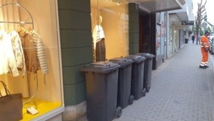 Laut Ratschlag der Stadt soll Grüner die Mülltonnen vor seine schönen Schaufenster stellen. Das ...
