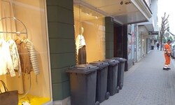 Laut Ratschlag der Stadt soll Grüner die Mülltonnen vor seine schönen Schaufenster stellen. Das ...