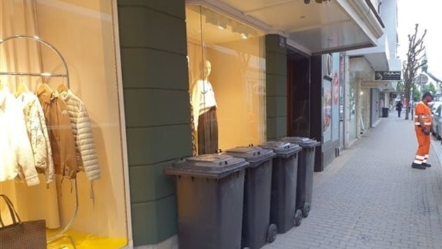 Laut Ratschlag der Stadt soll Grüner die Mülltonnen vor seine schönen Schaufenster stellen. Das ...