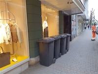 Laut Ratschlag der Stadt soll Grüner die Mülltonnen vor seine schönen Schaufenster stellen. Das ...