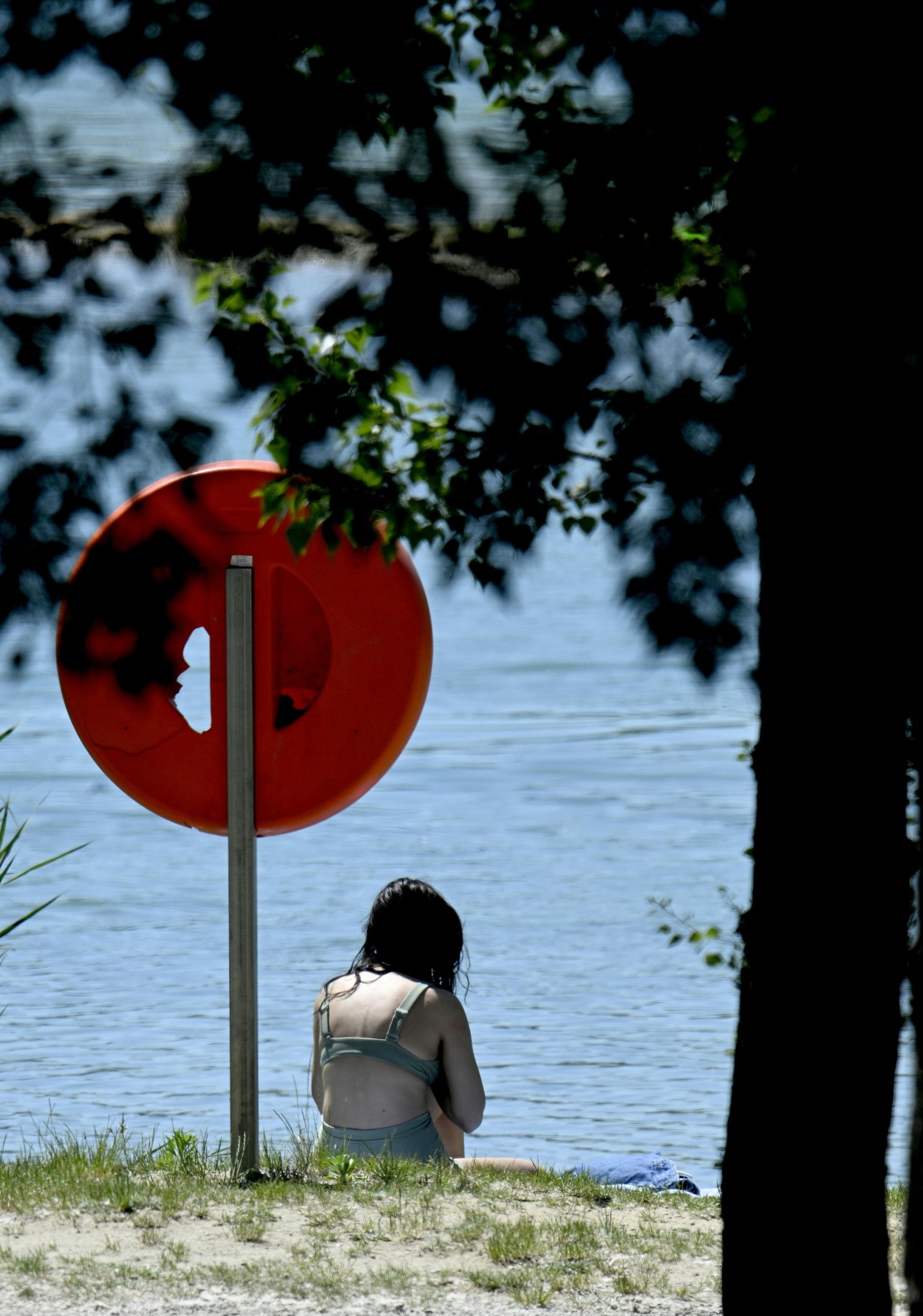 Gut sichtbar am Rand des Sees: Ein Rettungsring.