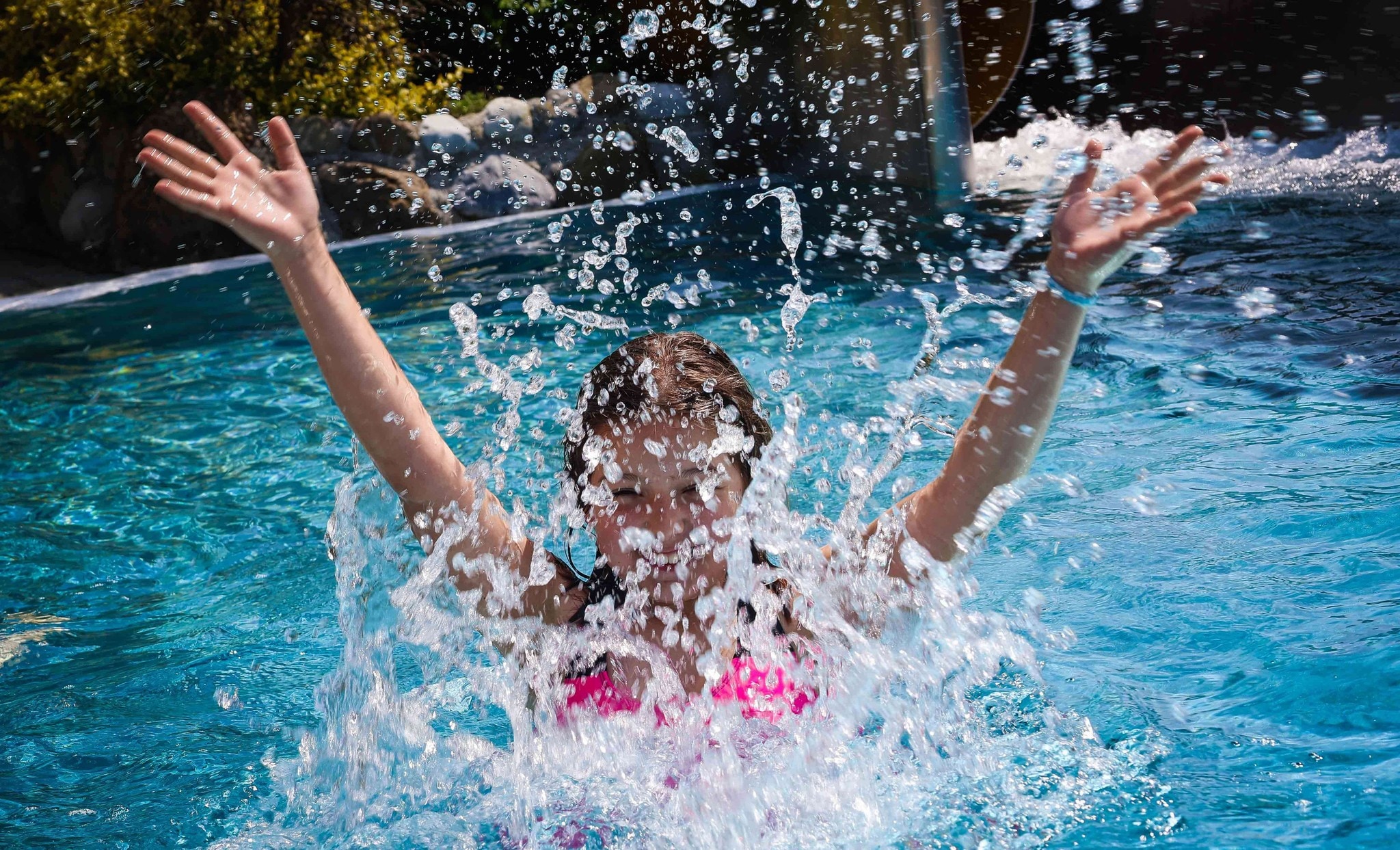 Nicht nur Freude, auch Gefahren entstehen durch einen Pool: Kinder IMMER beaufsichtigen!