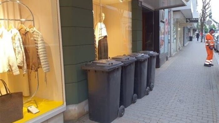 Mülltonnen vorm Schaufenster – die Lösung wurde von der Entsorgung Gregor Grüner vorgeschlagen.
