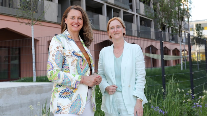 Wohnbaustadträtin Elke Hanel-Torsch (SPÖ) (rechts) und Neos-Klubchefin und Wohnbausprecherin ...
