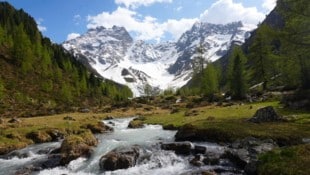 Rofelewand (links) und Gsallkopf ragen im Süden empor,