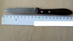 Der Verdächtige konnte nicht beruhigt werden, er drohte weiter mit dem Küchenmesser.