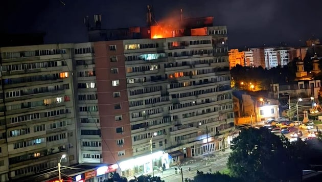 Nach dem Einschlag der Drohne brach ein Feuer in dem Hochhaus in Galati aus.