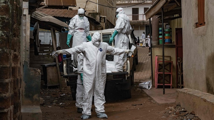 Eine medizinische Fachkraft lässt sich in Uganda nach dem Kontakt mit einem Ebola-Toten ...