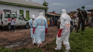 Medizinische Fachkräfte vor einem Spital im Kongo