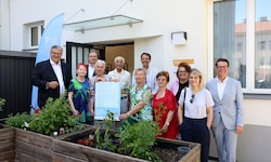 Auch im Pensionistenklub in Ottakring wird es nun „cool“. Die Stadträte Peter Hacker und Jürgen ...