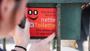 Lokale stellen ihre Toiletten öffentlich zur Verfügung und bekommen eine kleine Entschädigung. 