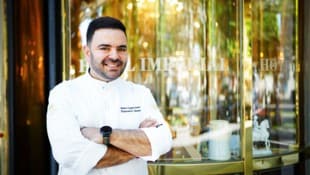 Vor dem glanzvollen Hotel-Entrée – der neue Sous-Chef Mateo Lopez.